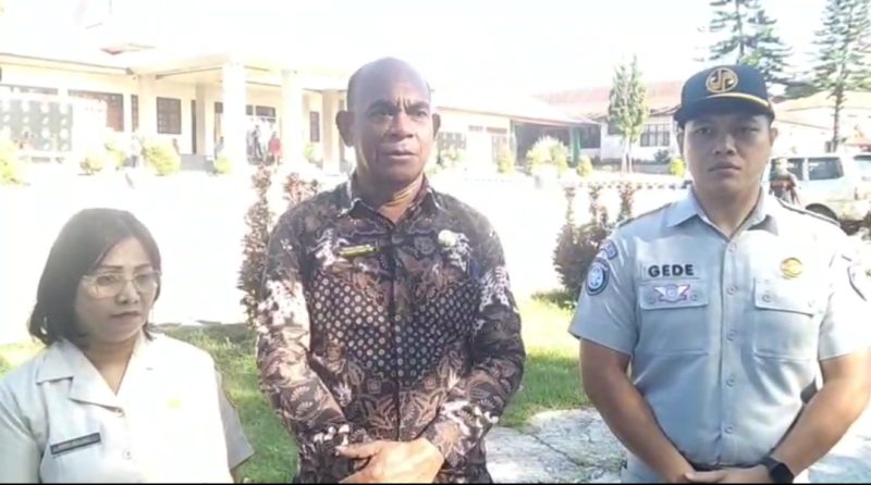 Penjabat Sekretaris Daerah Kabupaten Ngada Yohanes Ghae (tengah) didampingi jajaran perangkat daerah saat memberikan keterangan usai apel gabungan terkait penertiban aset dan kepatuhan pajak kendaraan dinas di halaman Kantor Bupati Ngada.