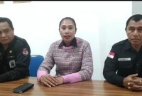 Sekretaris KPU Ngada, Andry Rinaldy (kiri), bersama Ketua KPU Ngada Stefania Octaviana Meo (tengah) dan Komisioner Timoteus Epivanus Kelisebo/Nongky (kanan) saat memberikan keterangan kepada media.