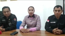 Sekretaris KPU Ngada, Andry Rinaldy (kiri), bersama Ketua KPU Ngada Stefania Octaviana Meo (tengah) dan Komisioner Timoteus Epivanus Kelisebo/Nongky (kanan) saat memberikan keterangan kepada media.