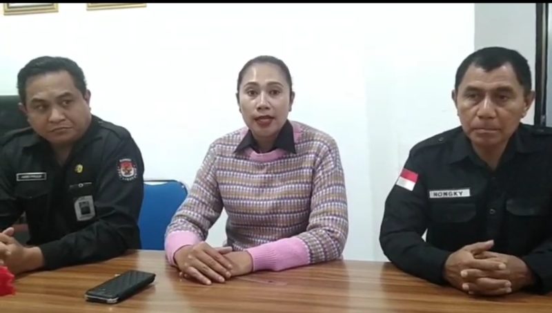 Sekretaris KPU Ngada, Andry Rinaldy (kiri), bersama Ketua KPU Ngada Stefania Octaviana Meo (tengah) dan Komisioner Timoteus Epivanus Kelisebo/Nongky (kanan) saat memberikan keterangan kepada media.