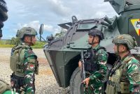 TNI perketat keamanan di PT Freeport dengan Panser Anoa guna menjaga stabilitas objek vital nasional dari gangguan KKB. (Dok. TNI)