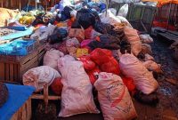 Tumpukan sampah menggunung di Pasar Sentral Sudu, Kabupaten Enrekang, Sulawesi Selatan. (Foto: Sabli/Metrosiar)