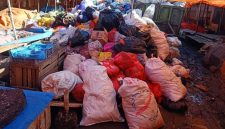 Tumpukan sampah menggunung di Pasar Sentral Sudu, Kabupaten Enrekang, Sulawesi Selatan. (Foto: Sabli/Metrosiar)