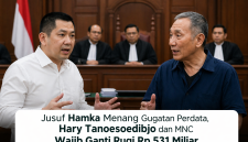 “Jusuf Hamka (kanan) berbincang dengan Hary Tanoesoedibjo (kiri) dalam suasana persidangan, terkait putusan gugatan perdata yang berujung kewajiban ganti rugi sebesar Rp 531 miliar.”
