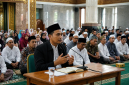 Ustadz Kiswoko Al Ghifari, S.Pd. saat menyampaikan kajian inspiratif tentang “Rahasia Hidup Tenang” di hadapan para jamaah dan peserta yang hadir.