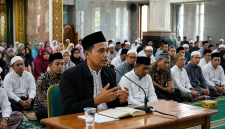 Ustadz Kiswoko Al Ghifari, S.Pd. saat menyampaikan kajian inspiratif tentang “Rahasia Hidup Tenang” di hadapan para jamaah dan peserta yang hadir.
