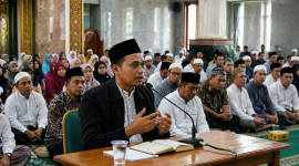 Ustadz Kiswoko Al Ghifari, S.Pd. saat menyampaikan kajian inspiratif tentang “Rahasia Hidup Tenang” di hadapan para jamaah dan peserta yang hadir.
