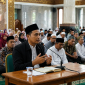 Ustadz Kiswoko Al Ghifari, S.Pd. saat menyampaikan kajian inspiratif tentang “Rahasia Hidup Tenang” di hadapan para jamaah dan peserta yang hadir.