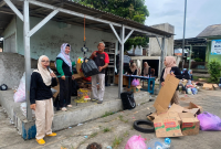 Ketua RW 12, Bapak Purwanto, turut hadir memberikan dukungan dalam kegiatan pengumpulan sampah rumah tangga yang dilaksanakan oleh PKK RW 12 bersama warga setempat.