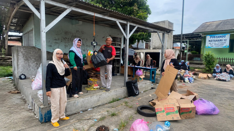 Ketua RW 12, Bapak Purwanto, turut hadir memberikan dukungan dalam kegiatan pengumpulan sampah rumah tangga yang dilaksanakan oleh PKK RW 12 bersama warga setempat.