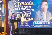 Romilus Juji saat menyampaikan sambutan dalam pembukaan kegiatan Hardiknas 2026 di Kecamatan Aimere, Kabupaten Ngada.