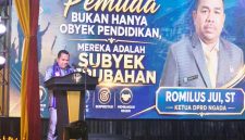 Romilus Juji saat menyampaikan sambutan dalam pembukaan kegiatan Hardiknas 2026 di Kecamatan Aimere, Kabupaten Ngada.