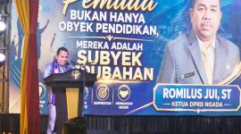 Romilus Juji saat menyampaikan sambutan dalam pembukaan kegiatan Hardiknas 2026 di Kecamatan Aimere, Kabupaten Ngada.