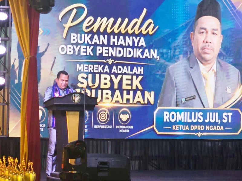 Romilus Juji saat menyampaikan sambutan dalam pembukaan kegiatan Hardiknas 2026 di Kecamatan Aimere, Kabupaten Ngada.