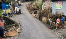 Tanjakan Licin Usai Hujan, Motor Tergelincir—Akses Pasar Sempat Terganggu