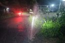 Pipa air bersih pecah di pinggir Jalan Rondo, air menyembur tinggi hingga membasahi jalan dan membuat permukaan licin pada malam hari.