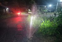Pipa air bersih pecah di pinggir Jalan Rondo, air menyembur tinggi hingga membasahi jalan dan membuat permukaan licin pada malam hari.
