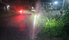 Pipa air bersih pecah di pinggir Jalan Rondo, air menyembur tinggi hingga membasahi jalan dan membuat permukaan licin pada malam hari.