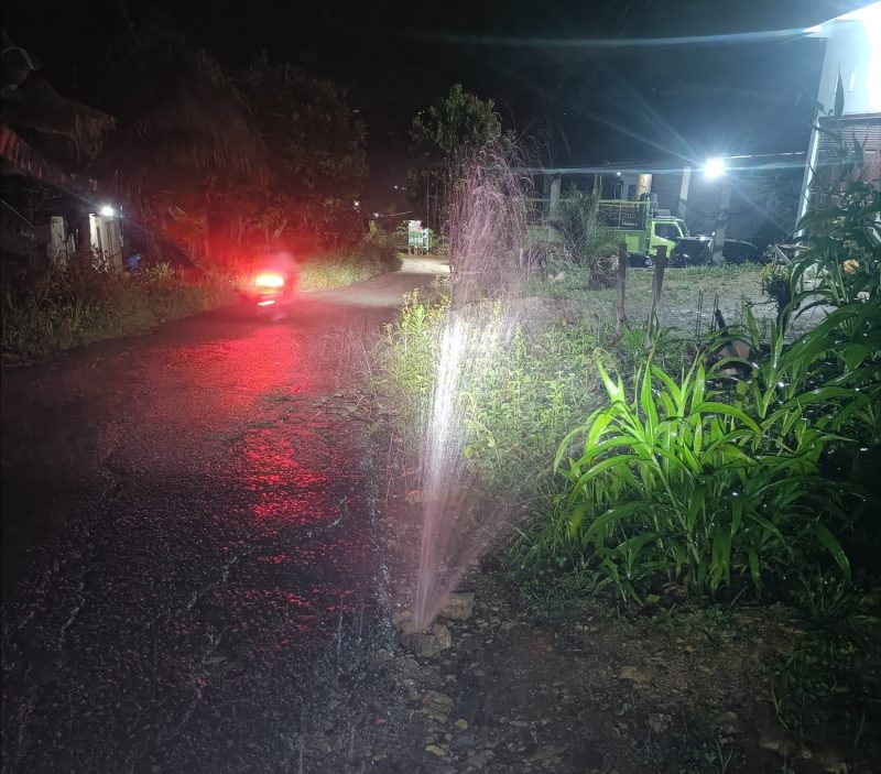 Pipa air bersih pecah di pinggir Jalan Rondo, air menyembur tinggi hingga membasahi jalan dan membuat permukaan licin pada malam hari.
