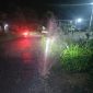 Pipa air bersih pecah di pinggir Jalan Rondo, air menyembur tinggi hingga membasahi jalan dan membuat permukaan licin pada malam hari.