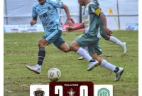 Pemain Makmur Jaya FC (jersey biru muda) berusaha melewati hadangan pemain Kodingeh FC dalam laga Turnamen Belajen Cup 1. Makmur Jaya tampil dominan dan menutup pertandingan dengan kemenangan telak 7-0.