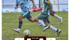 Pemain Makmur Jaya FC (jersey biru muda) berusaha melewati hadangan pemain Kodingeh FC dalam laga Turnamen Belajen Cup 1. Makmur Jaya tampil dominan dan menutup pertandingan dengan kemenangan telak 7-0.