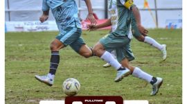 Pemain Makmur Jaya FC (jersey biru muda) berusaha melewati hadangan pemain Kodingeh FC dalam laga Turnamen Belajen Cup 1. Makmur Jaya tampil dominan dan menutup pertandingan dengan kemenangan telak 7-0.