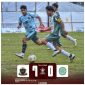 Pemain Makmur Jaya FC (jersey biru muda) berusaha melewati hadangan pemain Kodingeh FC dalam laga Turnamen Belajen Cup 1. Makmur Jaya tampil dominan dan menutup pertandingan dengan kemenangan telak 7-0.