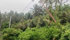 Tiang listrik yang tampak miring di wilayah Pamolongan, Desa Salassa, dikeluhkan warga karena dinilai membahayakan pengguna jalan dan rawan roboh sewaktu-waktu.
