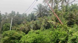 Tiang listrik yang tampak miring di wilayah Pamolongan, Desa Salassa, dikeluhkan warga karena dinilai membahayakan pengguna jalan dan rawan roboh sewaktu-waktu.