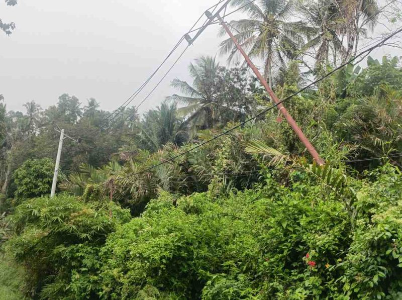 Tiang listrik yang tampak miring di wilayah Pamolongan, Desa Salassa, dikeluhkan warga karena dinilai membahayakan pengguna jalan dan rawan roboh sewaktu-waktu.