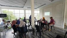 Suasana rapat koordinasi Tenaga Pendamping Profesional Desa Kabupaten Enrekang terkait evaluasi dan konsolidasi percepatan pencairan Dana Desa Tahun 2026 di Cafe Mr. Coffeid.