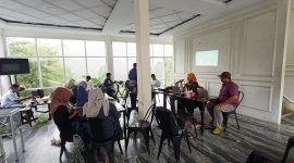 Suasana rapat koordinasi Tenaga Pendamping Profesional Desa Kabupaten Enrekang terkait evaluasi dan konsolidasi percepatan pencairan Dana Desa Tahun 2026 di Cafe Mr. Coffeid.