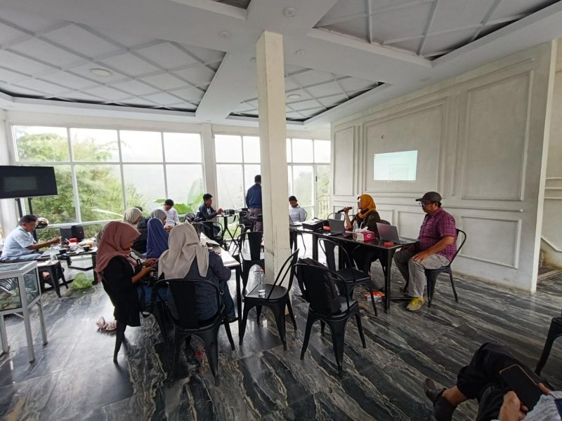 Suasana rapat koordinasi Tenaga Pendamping Profesional Desa Kabupaten Enrekang terkait evaluasi dan konsolidasi percepatan pencairan Dana Desa Tahun 2026 di Cafe Mr. Coffeid.