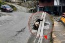 Jembatan di jalur poros Makassar–Toraja wilayah Cakke, Anggeraja mengalami kerusakan dan masih dilalui kendaraan bermuatan besar.
