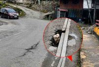 Jembatan di jalur poros Makassar–Toraja wilayah Cakke, Anggeraja mengalami kerusakan dan masih dilalui kendaraan bermuatan besar. (Istimewa)