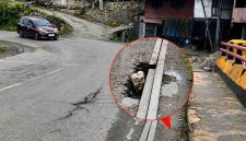 Jembatan di jalur poros Makassar–Toraja wilayah Cakke, Anggeraja mengalami kerusakan dan masih dilalui kendaraan bermuatan besar.