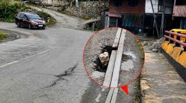 Jembatan di jalur poros Makassar–Toraja wilayah Cakke, Anggeraja mengalami kerusakan dan masih dilalui kendaraan bermuatan besar. (Istimewa)