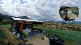 Kedai Sitammu Coffee di area kebun bawang Desa Pekalobean, Kecamatan Anggeraja, menawarkan suasana alam pegunungan dan kopi susu blend andalan. (dok. Istimewa)
