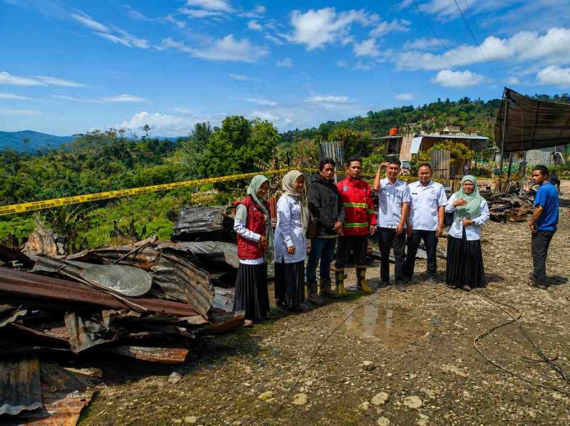 Pemerintah kecamatan meninjau lokasi kebakaran yang melanda kios dan gudang warga di area Pasar Agro Sumillan.