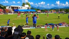 Pemain Makmur Jaya FC merayakan kemenangan 2-1 atas Singki FC pada semifinal pertama Turnamen Belajen Cup 1 di Lapangan Sepak Bola Belajen.