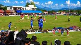 Pemain Makmur Jaya FC merayakan kemenangan 2-1 atas Singki FC pada semifinal pertama Turnamen Belajen Cup 1 di Lapangan Sepak Bola Belajen.