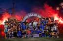 Pemain dan suporter Makmur Jaya FC merayakan gelar juara Belajen Cup 1 usai menang dramatis 5-3 atas Pricom FC lewat adu penalti pada laga final derby yang berlangsung meriah.