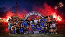 Pemain dan suporter Makmur Jaya FC merayakan gelar juara Belajen Cup 1 usai menang dramatis 5-3 atas Pricom FC lewat adu penalti pada laga final derby yang berlangsung meriah.
