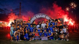 Pemain dan suporter Makmur Jaya FC merayakan gelar juara Belajen Cup 1 usai menang dramatis 5-3 atas Pricom FC lewat adu penalti pada laga final derby yang berlangsung meriah.