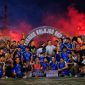 Pemain dan suporter Makmur Jaya FC merayakan gelar juara Belajen Cup 1 usai menang dramatis 5-3 atas Pricom FC lewat adu penalti pada laga final derby yang berlangsung meriah.