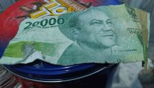 Uang pecahan Rp20 ribu dalam kondisi rusak dan terbelah yang masih ditemukan beredar di masyarakat sehingga menyulitkan transaksi sehari-hari.