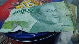 Uang pecahan Rp20 ribu dalam kondisi rusak dan terbelah yang masih ditemukan beredar di masyarakat sehingga menyulitkan transaksi sehari-hari.