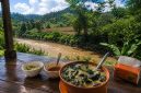 Semangkuk kapurung khas Sulawesi disajikan hangat di Warung Mbak Rezki, Sangeran, Kecamatan Anggeraja, dengan latar pemandangan sungai dan perbukitan hijau yang memanjakan mata.