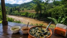 Semangkuk kapurung khas Sulawesi disajikan hangat di Warung Mbak Rezki, Sangeran, Kecamatan Anggeraja, dengan latar pemandangan sungai dan perbukitan hijau yang memanjakan mata.